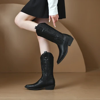 2023 Aukštos kokybės batai moterims Vidutinio blauzdos moteriški batai Mada Siuvinėjimas Šiuolaikiniai batai Seksualūs smailūs kojų batai moterims