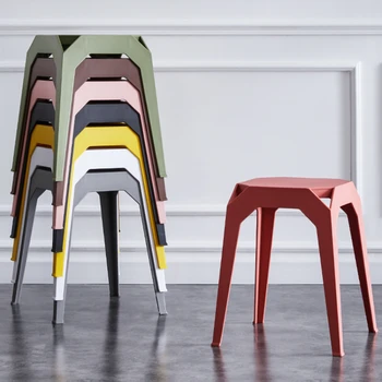 Modernios ir minimalistinės plastikinės taburetės, sutirštinti buities kūrybiniai maži suolai, žemos guminės taburetės, restorano kvadratinės kėdės