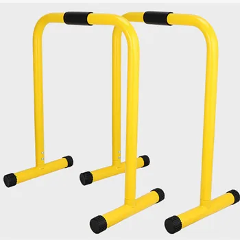 Geltona treniruoklių salė horizontali vidaus treniruoklių įranga kūno treniruotės atsispaudimai lygiagrečios juostos