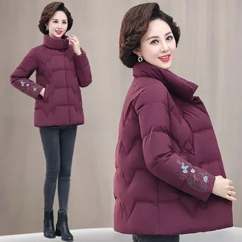 2023 Naujas pūkinis paltas Moterys Parkas Vėjo siuvinėjimo apykaklė Mada Sutirštintas Trumpas medvilninis paminkštintas švarkas Vidutinio amžiaus moteriški viršutiniai drabužiai