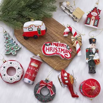 Įvairiaspalviai kalėdiniai kabantys pakabukai Kalėdų eglutės vainikas Pašto dėžutė Lėktuvas Lašas Papuošalai Plastikinis cukranendrių būgnas Kalėdų eglutės dekoracijos
