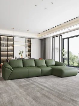 Minimalistinė svetainė, modernus paprastumas, šiaurietiškas itališkas prabangus kampelis, kūrybiškas odinių sofų derinys pirmame aukšte.
