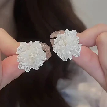 Žydintys balti gėlių smeigės auskarai moterims Juostelės dizainas Netaisyklingas žiedlapių akrilas Korėjos mados merginos Madingi ausų aksesuarai